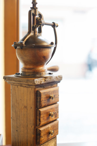 有抽屉的咖啡研磨机。复古的集合图片下载