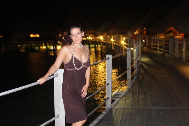 法属波利尼西亚莫雷亚平房码头上的女人。图片下载