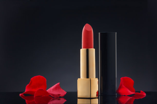 红色的口红和花瓣。图片下载