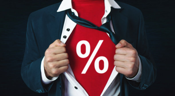 男子撕裂衬衫并显示百分比符号。图片下载