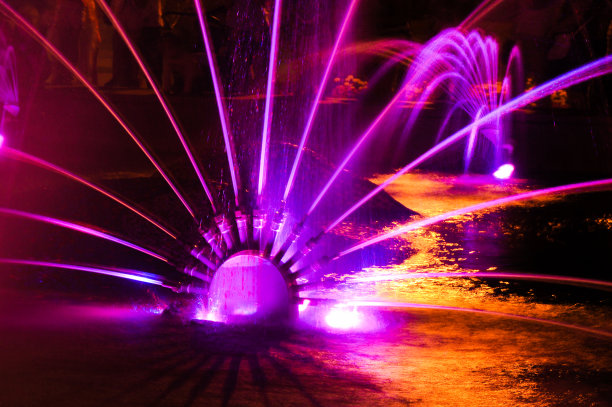 从管道孔或压力喷出的喷泉射流，光影喷泉，节奏光效图片下载