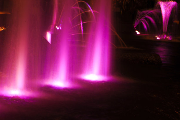 高斯模糊，方便设计师。喷泉射流从管道孔或压力中向上喷射。光之喷泉，有节奏的灯光效果图片下载