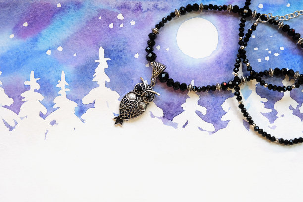 以新年为背景的猫头鹰吊坠项链图片下载