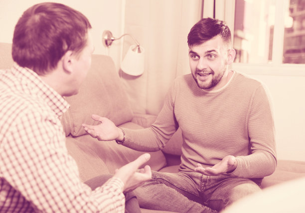 他和朋友在沙发上聊天图片下载