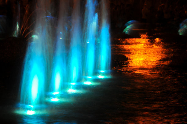 高斯模糊，方便设计师。喷泉射流从管道孔或压力中向上喷射。光之喷泉，有节奏的灯光效果图片下载