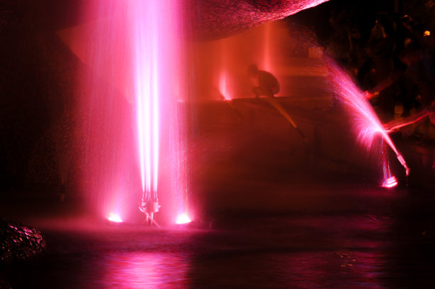 高斯模糊，方便设计师。喷泉射流从管道孔或压力中向上喷射。光之喷泉，有节奏的灯光效果图片下载