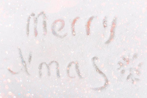 在白雪皑皑的背景上手写圣诞祝福语的小雪花涂鸦。闪闪发光的纹理。节日贺卡海报模板图片下载