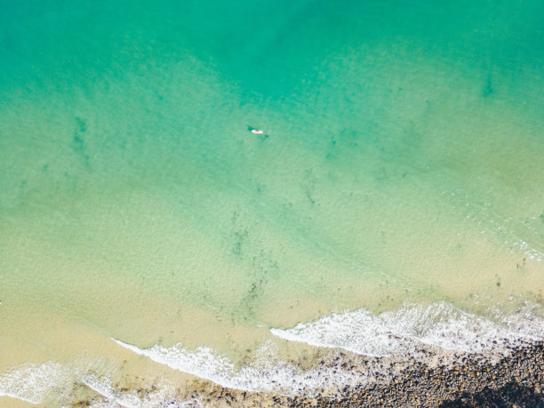 努萨的鸟瞰图在一个晴朗的日子与蓝色的水图片下载