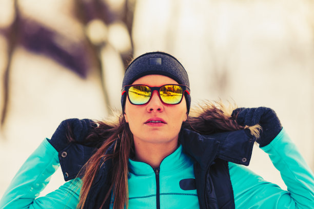 女孩为冬天盛装打扮图片下载