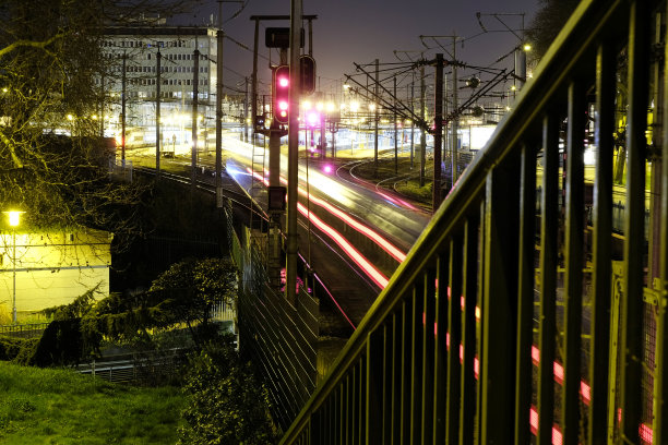 法国南特的夜间铁路。图片下载