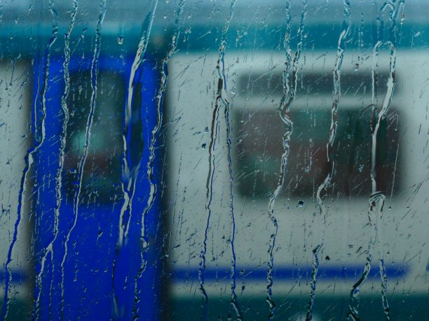 火车和雨图片下载