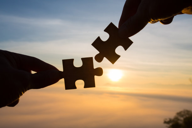 剪影女人手连接一对拼图对日出，商业解决方案，目标，成功，目标和战略概念图片下载
