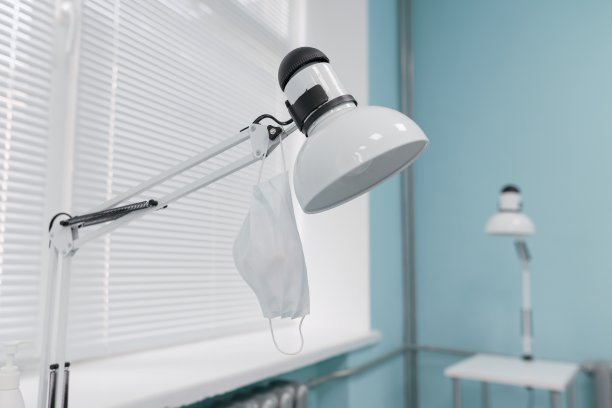 小型商业美容沙龙，水疗沙龙，手和指甲护理。设备、台灯、防护面罩、室内图片下载