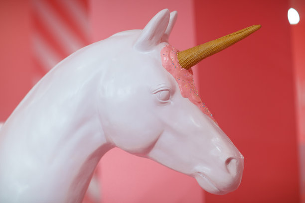 白色独角兽和冰淇淋鬃毛图片下载