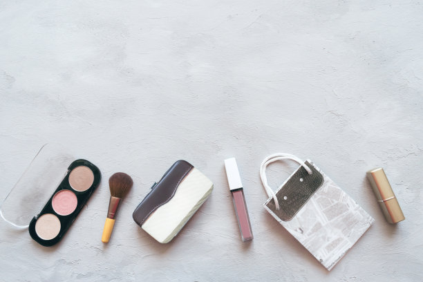 时尚时尚购物模型，横幅。具有女性时尚背景的珠宝，女性配件，化妆品和购物袋。本空间图片下载