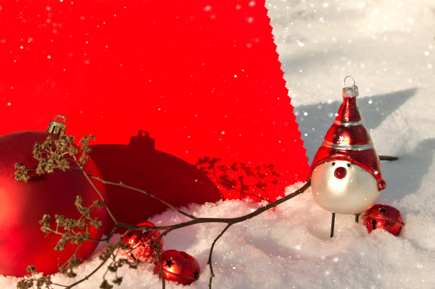 红纸贺卡和圣诞装饰在雪图片下载