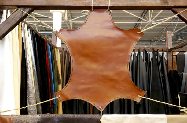 作为店面横幅的皮革标志。图片下载