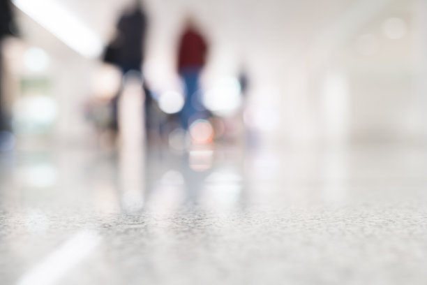 模糊的旅客在机场行走图片下载