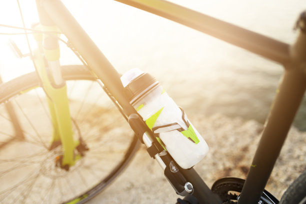 日落时自行车的剪影图片下载