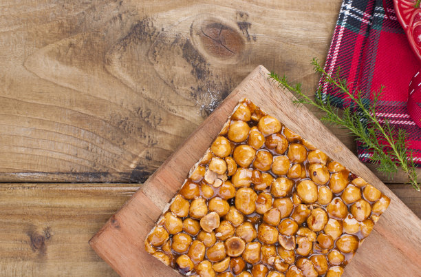 坚果在焦糖。意大利传统甜食到圣诞节。寒假的节日糖果。照片在一个乡村风格和自由的文字空间。图片下载