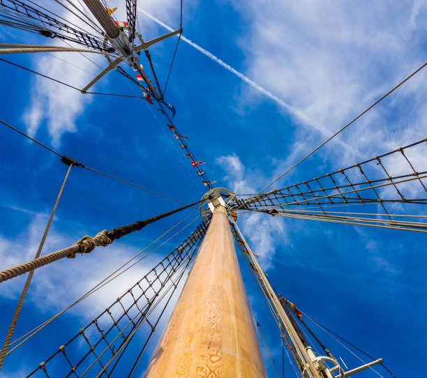 蓝天背景下帆船的桅杆和索具图片下载