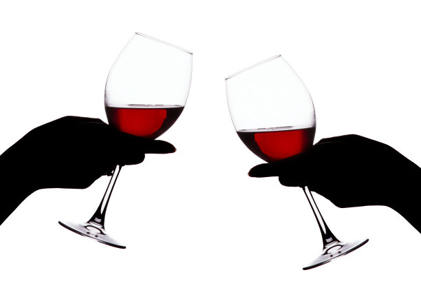 敬酒和杯中酒的轻触。图片下载