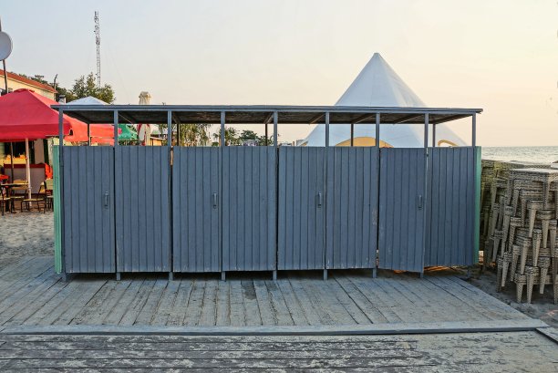 海滩上一排用来换衣服的灰色木屋图片下载