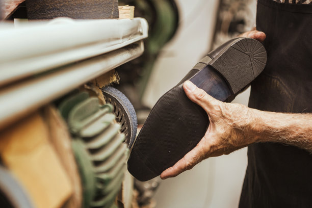 在抛光机上抛光鞋图片下载