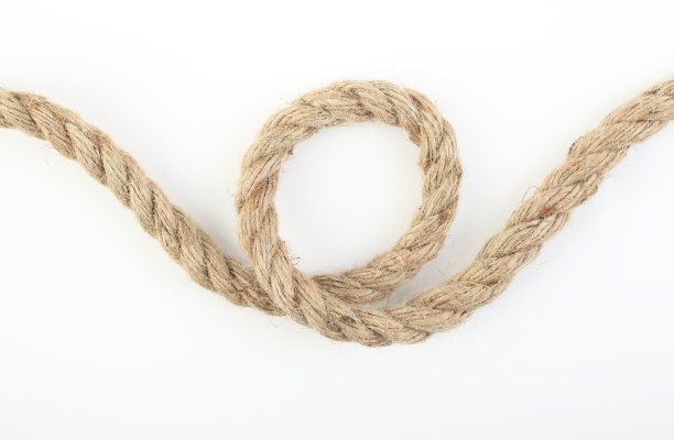 白色背景上的棕色绳圈图片下载