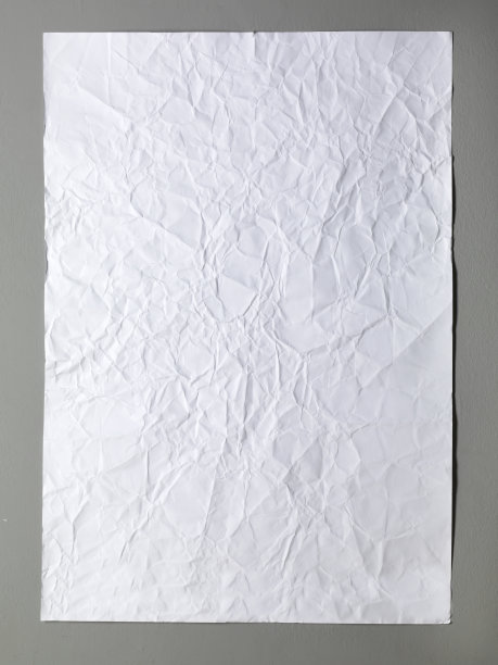 在灰色背景上皱巴巴的纸纹理图片下载