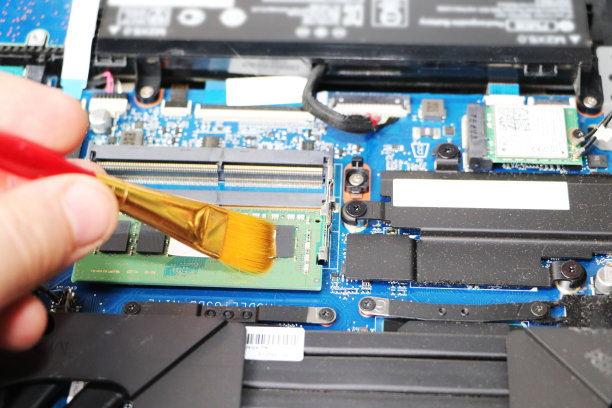 一个极客在清洗笔记本电脑的冷却器。被污染的电脑冷却系统。技术支持的概念图片下载