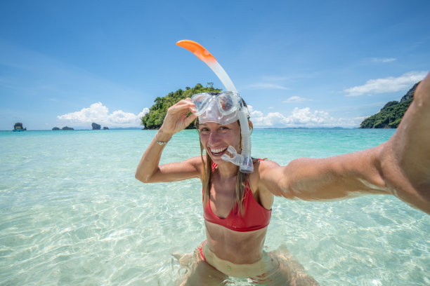 浮潜女孩自拍在热带岛屿上享受海滩假期图片下载