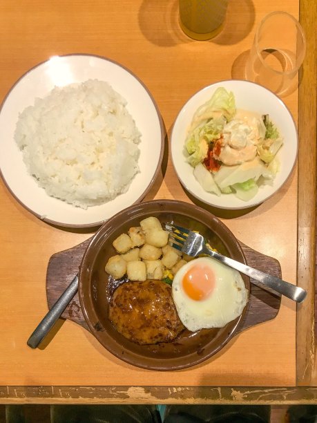汉堡牛排和米饭午餐图片下载
