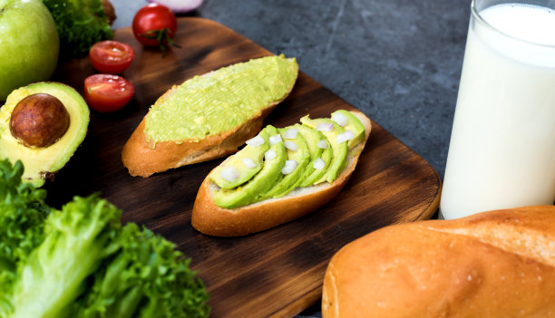 健康的牛油果吐司配沙拉。新鲜有机蔬菜烹饪减肥食品。图片下载
