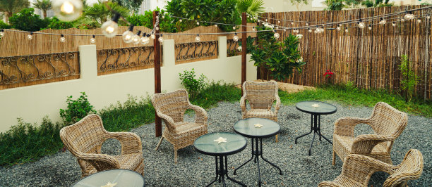 舒适的庭院与户外家具和顶灯图片下载