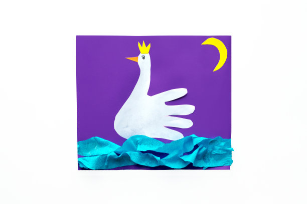 蓝色湖面上的手掌形天鹅。孩子们的创意纸项目。为孩子们提供有趣的教育活动。工艺品，黏液，艺术项目图片下载