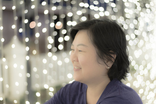 亚洲妇女与白光祝新年快乐图片下载