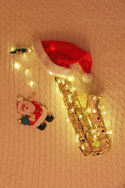 新年贺卡——萨克斯风、花环、圣诞老人、红帽子图片下载