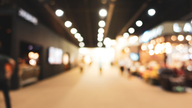 在展览活动中，抽象的背景模糊了许多人。图片下载