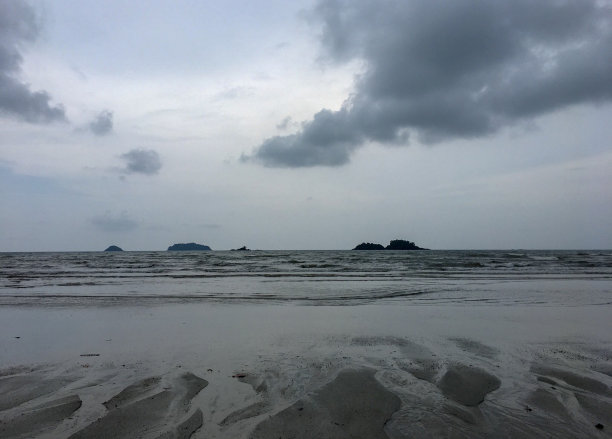 宁静的海滩，在雨季找到沙子。海的暗模式的软焦点图片下载