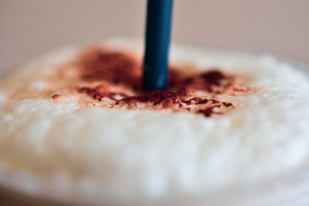 咖啡时间，在木桌上放冰咖啡图片下载