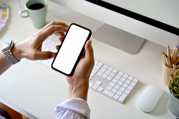 短镜头的年轻设计师使用空白屏幕手机。图片下载