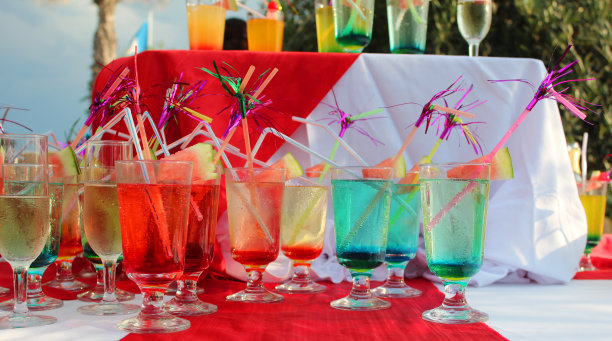 一套鸡尾酒和桌布放在桌子上图片下载
