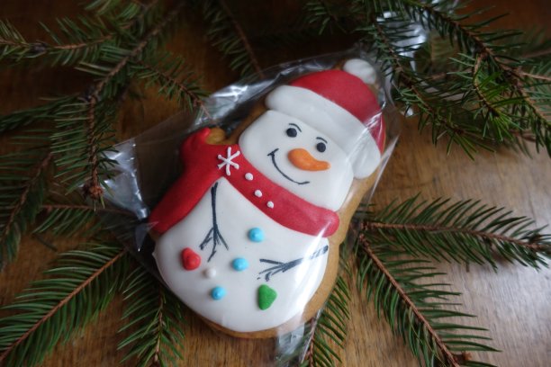 圣诞主题的糖果和云杉枝放在木桌上图片下载