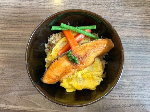 烤鲑鱼和煎蛋卷图片下载