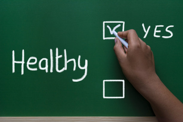 一位非裔美国妇女在绿色黑板上写着“健康”图片下载