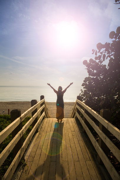 年轻女子享受着这个早晨图片下载