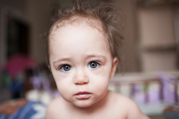 一个一岁小女孩的肖像图片下载