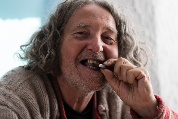 一个老流浪汉，掉了几颗牙图片下载