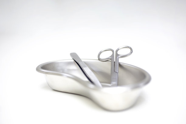 医疗设备的概念。镊子，剪刀和无菌托盘。有选择性的重点。图片下载